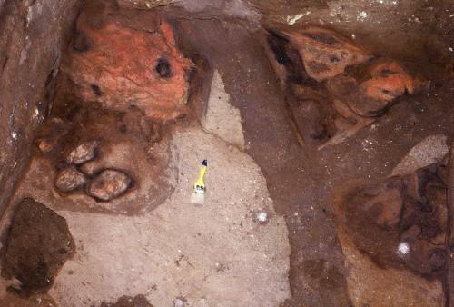 Σπήλαιο «Θεόπετρας» Θεσσαλίας Εστίες ηλικίας σχεδόν 60.000 χρόνων στον ίδιο ορίζοντα.