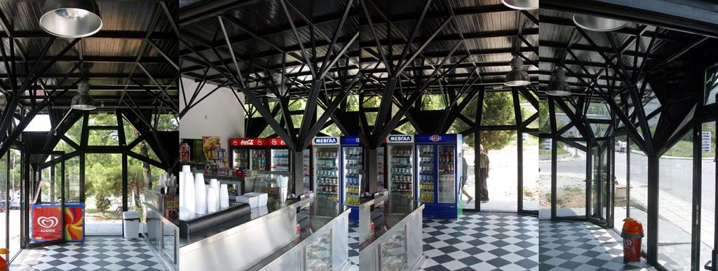 6 στέγης κάθε δένδρου είναι 13µ2 περίπου (3.60x3.60µ.). H στέγη έχει εµβαδόν 155.5µ2 (12x13µ2). Ο εσωτερικός χώρος είναι 78µ2. Οι πόρτες τοποθετούνται αξονικά ανάµεσα στα δένδρα - υποστυλώµατα.