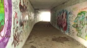 Odvodni kanal/tunel Na zidovima i podu tunela vidljive su zone na