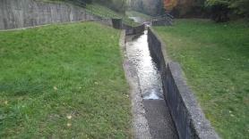 oštećeni i dolazi do odlamanja betona debljine 1 do 3 cm.