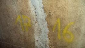 tanki površinski sloj. Na cca 10ak manjih lokacija (<1,0m 2 ) na kojima viri armatura na površinu betona probija hrđa.