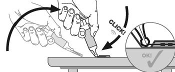 Μην τραβάτε το έμβολο προς τα πίσω σε οποιαδήποτε στιγμή. Κρατήστε την άκρη του πλαστικού συγκρατητή της βελόνας και λυγίστε την μακριά από το κάλυμμα της βελόνας.
