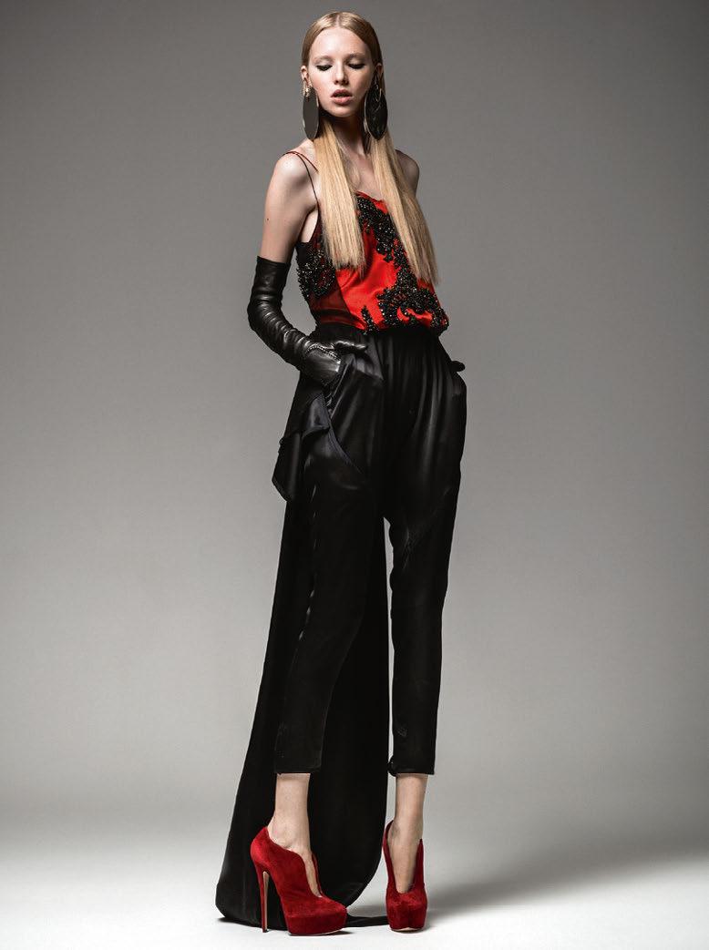 EQUESTRIAN PANTS ΜΕΤΑΞΩΤΟ ΤΟΠ ΜΕ ΚΕΝΤΗΜΑ, ΠΑΝΤΕΛΟΝΙ ΜΕ ΕΝΣΩΜΑΤΩΜΕΝΗ ΟΥΡΑ, ΣΚΟΥΛΑΡΙΚΙΑ ΚΑΙ ΔΕΡΜΑΤΙΝΑ ΓΑΝΤΙΑ, ΟΛΑ GIVENCHY, CAROUZOS.