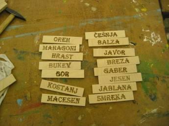 Pri tem pazimo, da jih ne sušimo prehitro, saj nam bodo tako popokali. Pri nameščanju vzorcev na tablo pazimo tudi na dovolj velik razmak med njimi. 4.