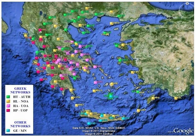 Εικόνα 21: Εγκατεστημένα δίκτυα σεισμογράφων του Πανεπιστημίου Θεσσαλονίκης, του Εθνικού Αστεροσκοπείου Αθηνών, του Πανεπιστημίου Αθηνών και του Πανεπιστημίου της Πάτρας (Πηγή: http://geophysics.geo.auth.