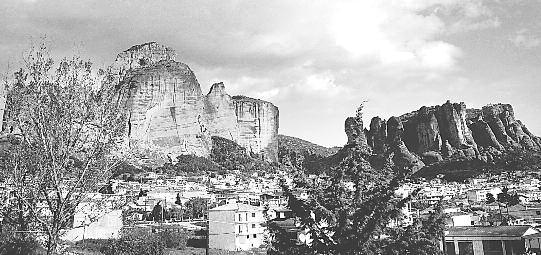Χαρούμενο το Αγιο Πάσχα O πρόεδρος Hλίας Δημητρακόπουλος ο γραμματέας Σωτήρης Κωνσταντακόπουλος και το Διοικητικό Συμβούλιο Ο ιδιοκτήτης και το προσωπικό του ΚANELLA RESTAURANT στην Ομογένεια και