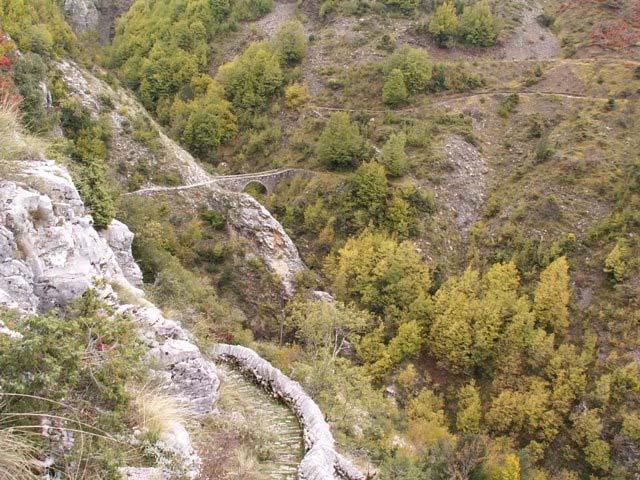 ΣΚΑΛΑ ΒΡΑΔΕΤΟΥ Περιοχή 4 (Π4) Υψόμετρο: 1080-1199 m Συντεταγμένες: 39 o 53.37 /20 o 47.09 έως 39 o 53.38 /20 o 47.