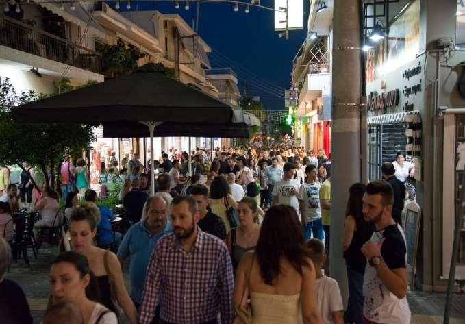 Το αδιαχώρητο δημιουργήθηκε στις πλατείες, τους πεζόδρομους και τους δρόμους του εμπορικού κέντρου της πόλης του