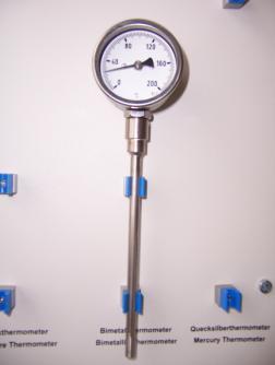 Deformarea bimetalului odată cu variaţia temperaturii conduce la deplasarea capătului liber şi a acului indicator.