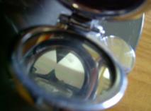 Imaginea conului se reflectă de suprafaţa lichidului manometric. Ca urmare, atunci când privim prin dispozitivul de vizare, se văd două conuri: unul real şi unul virtual (reflectat).