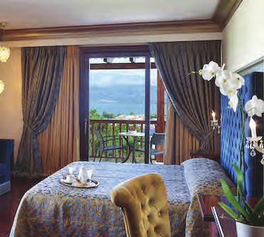 room service, κλιματισμό, mini bar,δορυφορική lcd TV, μαρμάρινη επένδυση στα μπάνια κλπ.