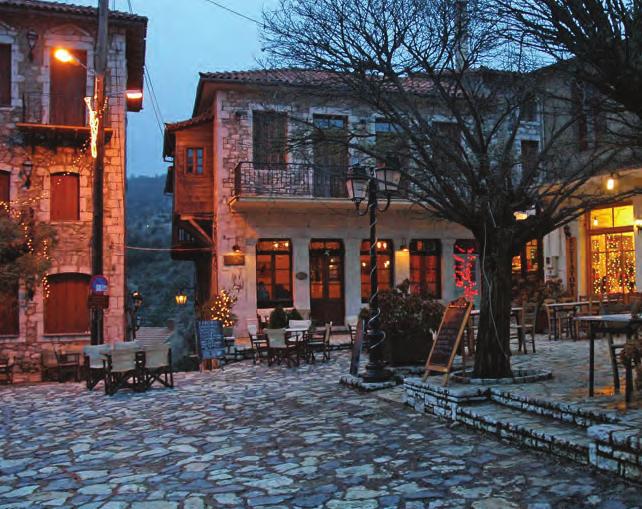 Αρχίζουμε τις επισκέψεις μας από την πετρόχτιστη ιστορική Καρύταινα με το θρυλικό πεντάτοξο γεφύρι και το Φράγκικο κάστρο του 13ου αιώνα.