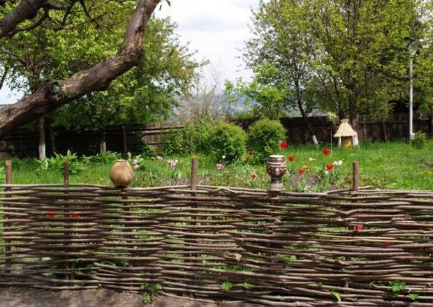 com/20-wood-fence-designs-blending-traditions-modernideas/141914 Περίφραξη