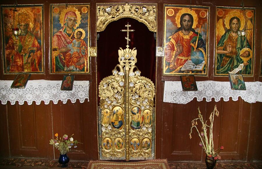 6. Στο τέμπλο όλων των ναών δίπλα στην εικόνα του Χριστού βλέπουμε την