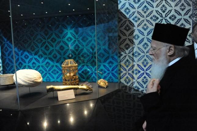 Ο Οικουμενικός Πατριάρχης Βαρθολομαίος περίλυπος προ της αριστεράς
