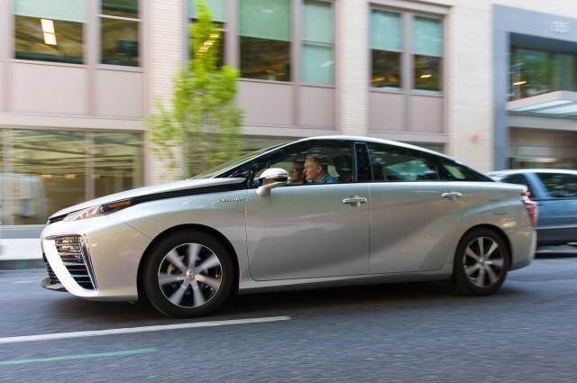 Toyota Mirai του 2017 Επιπλέον και επειδή τα χρησιμοποιούμενα στην πράξη ενεργειακά στοιχεία υδρογόνου λειτουργούν με βαθμό απόδοσης περίπου 50%, τελικώς μόνο το 25% της ενέργειας που απαιτήθηκε για