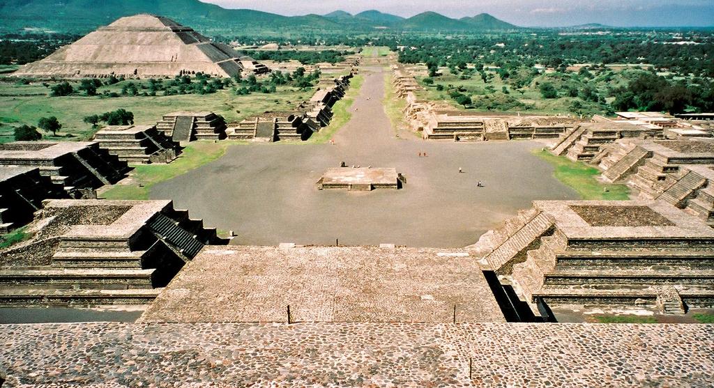 Οι τεράστιες πυραμίδες που ήταν αφιερωμένες στον Ήλιο και τη Σελήνη, η Λεωφόρος των Νεκρών, τα ανάκτορα, ο ναός του Κετσαλκοάτλ, απλά μας καθηλώνουν.