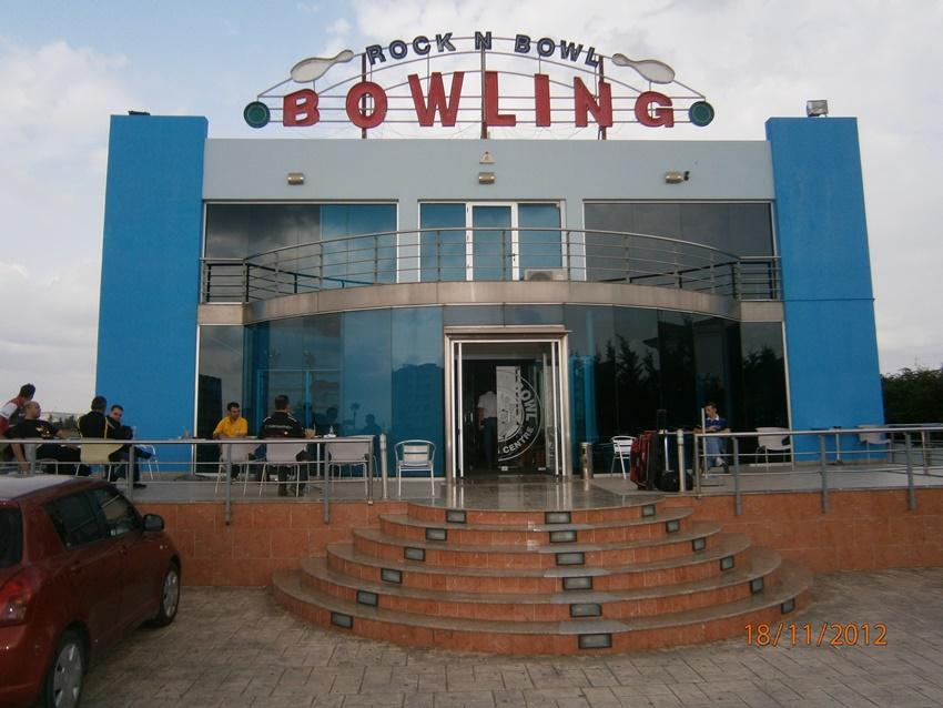 ΧΩΡΟΣ ΔΙΕΞΑΓΩΓΗΣ: Το Rock 'Ν' Bowl Bowling Center λειτούργησε το Νοέμβριο του 2003 με βασικό στόχο να αναζωογονηθεί η όλη ιδέα του μπόουλινγκ ως μια δραστηριότητα αναψυχής, στις περιοχές Λάρνακας και