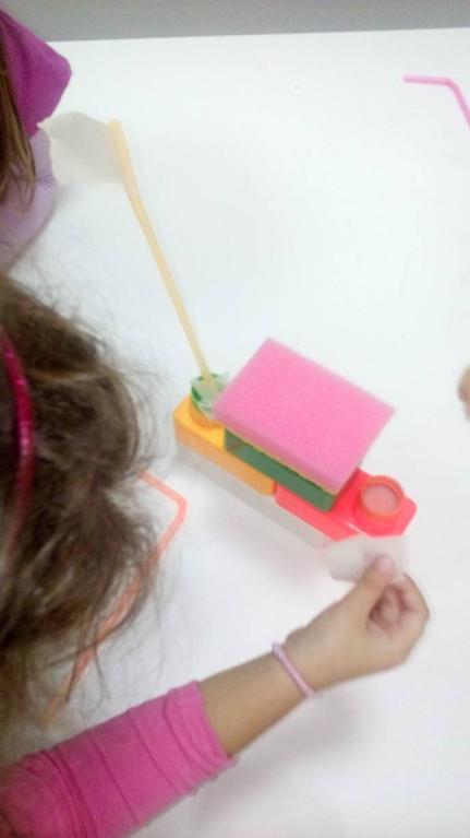 σχετικά με τη δυνατότητα πλεύσης. Είναι καλό καράβι; Ναι, γιατί βάζουμε άφθονο χαρτόνι και 2 σφουγγάρια.