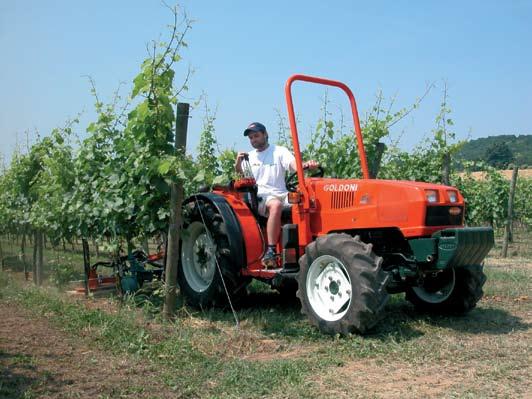 8 3050-3050 SL SPECIALIZIRAN 4 POGONSKI TRAKTOR - za vinograde in ozke sadovnajke idealni Serija 3050 - traktorji za specializirano vinogradniπtvo in sadjarstvo Goldonijeva serija 3000 STAR ponuja