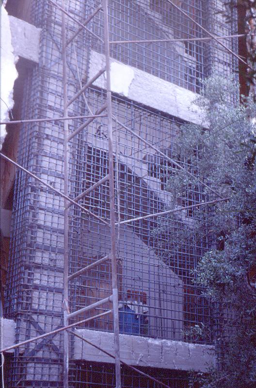 τερµατίζεται 50-80 mm χαµηλότερα από τη στάθµη του πυθµένα των δοκών. Σχ