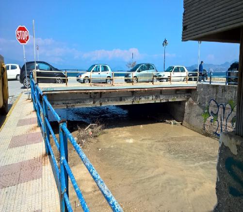 μικρότερες διατομές κοίτης στα κατάντη με αποτέλεσμα να εμφανιστούν προβλήματα σε αυτές.