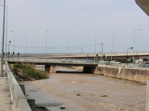 Εικόνα 4-10: νισόπεδος Κόμβος σύνδεσης Παραγλαύκειων αρτηριών με λιμάνι Πάτρας. Εικόνα 4-11: Διευθετημένη κοίτη και αναβαθμός Γλαύκου.