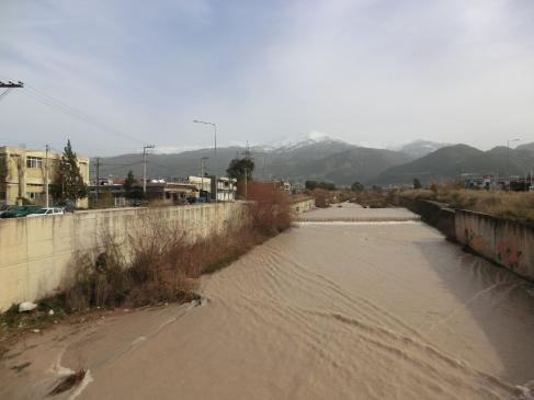 νέων τεχνικών (γεφυρών) για την αντιμετώπιση της δράσης του χειμάρρου.