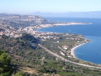 1. ΓΕΝΙΚΑ ΣΤΟΙΧΕΙΑ ΠΕΡΙΟΧΗΣ Γεωμορφολογικά, η περιοχή έρευνας οριοθετείται στα βόρεια από τον Κορινθιακό Κόλπο, ενώ στα νότια ορίζεται από τους ορεινούς όγκους Μαύρον Όρος, Ξεροβούνα (πρόποδες