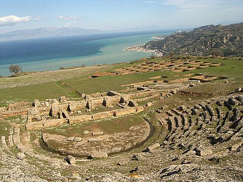 1. ΓΕΝΙΚΑ ΣΤΟΙΧΕΙΑ ΠΕΡΙΟΧΗΣ κατά την Ελληνιστική και Ρωμαϊκή περίοδο. Σύμφωνα με τις αρχαιολογικές μελέτες, φαίνεται ότι η πόλη καταστράφηκε κατά τον 4 ο αιώνα μ.χ. πιθανότατα λόγω κάποιου ισχυρού σεισμού ή παλιρροϊκού κύματος.