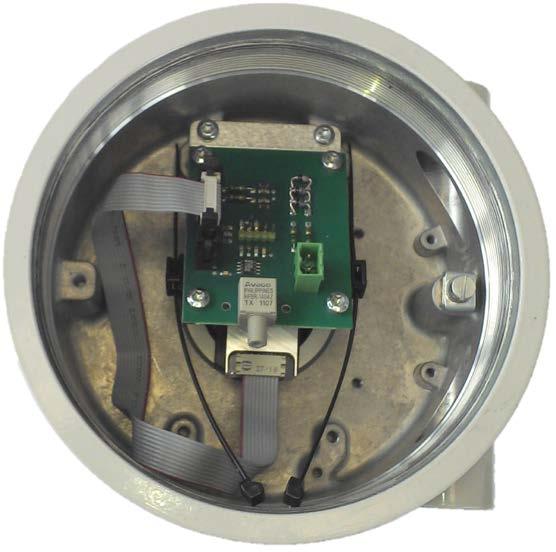 Fixaţi placa de detector.