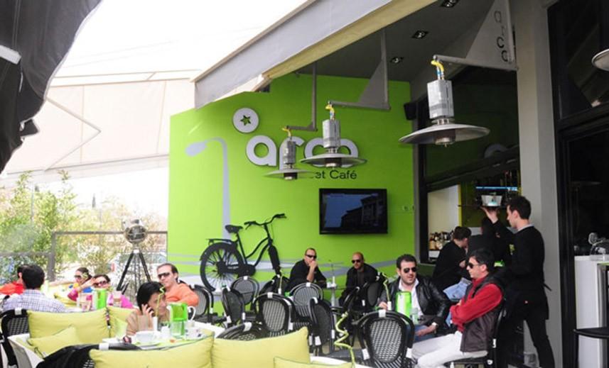 Ας δούμε λοιπόν τα δημοφιλέστερα streetcafé στη Λάρισα: ARCO Μετά από συνολικά 19 χρόνια λειτουργίας, το «ArcoCafe» στο κέντρο της πλατείας ταχυδρομείου αποφάσισε το 2009 να εξυπηρετήσει ακόμα