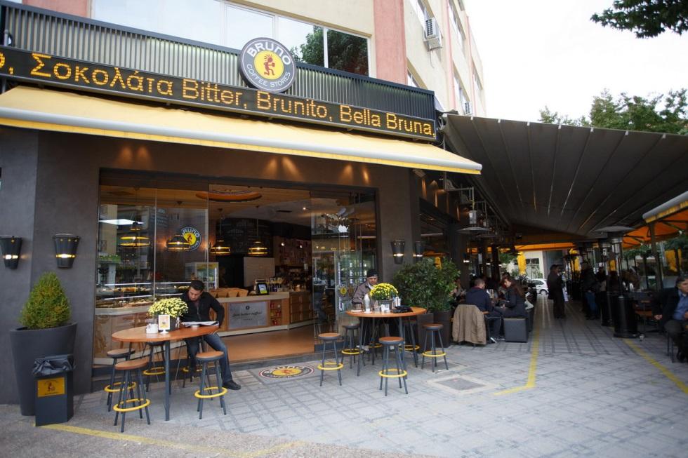 Ιδιαίτερη σημασία δόθηκε και στα κριτήρια επιλογής των στελεχών και του προσωπικού των καταστημάτων, όπως και στην κατάρτιση εκπαιδευτικού προγράμματος για την ορθή μετάδοση της εργασιακής πρακτικής