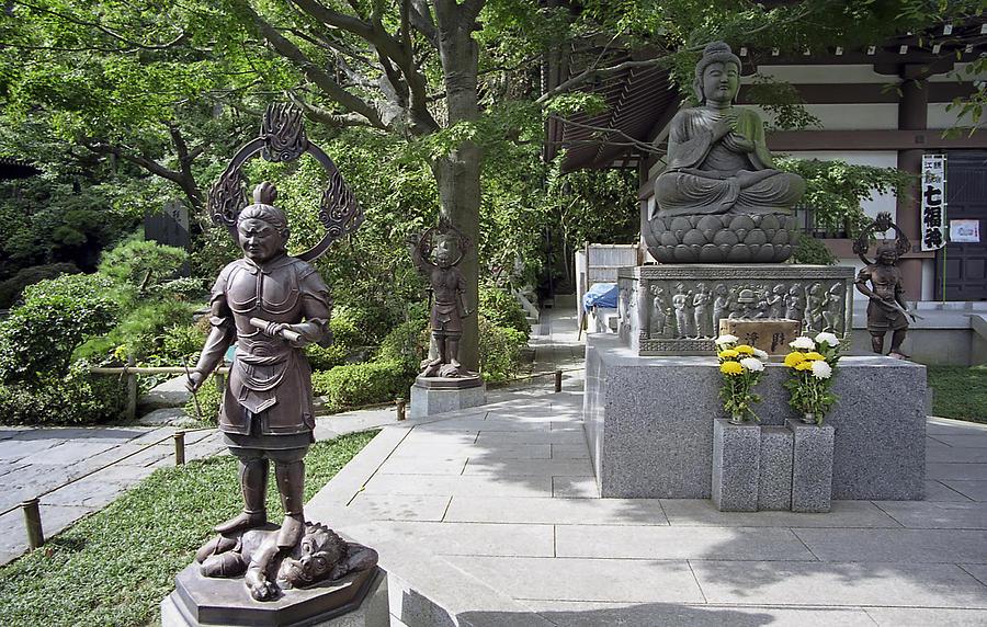 Εδώ είναι θαμμένοι ο αυτοκράτορας Μέιτζι και η γυναίκα του Σοκέν, ενώ ακριβώς δίπλα στο συγκρότημα ένας καταπληκτικός κήπος φτιαγμένος από τον ίδιο τον