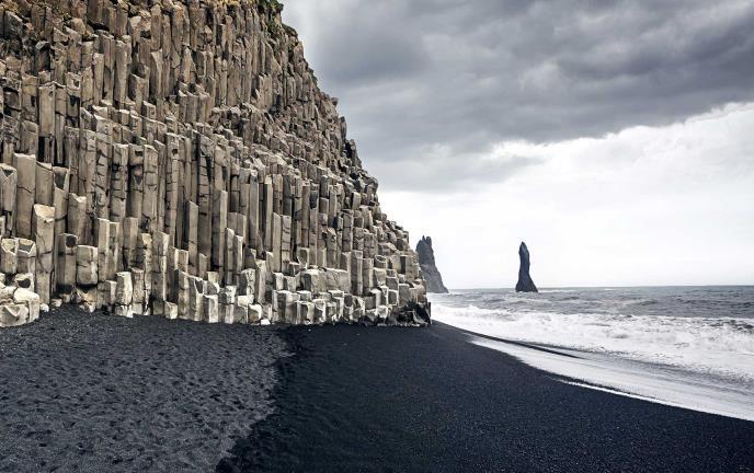 Είναι μια από τις πιο εντυπωσιακές παραλίες στην Ισλανδία.