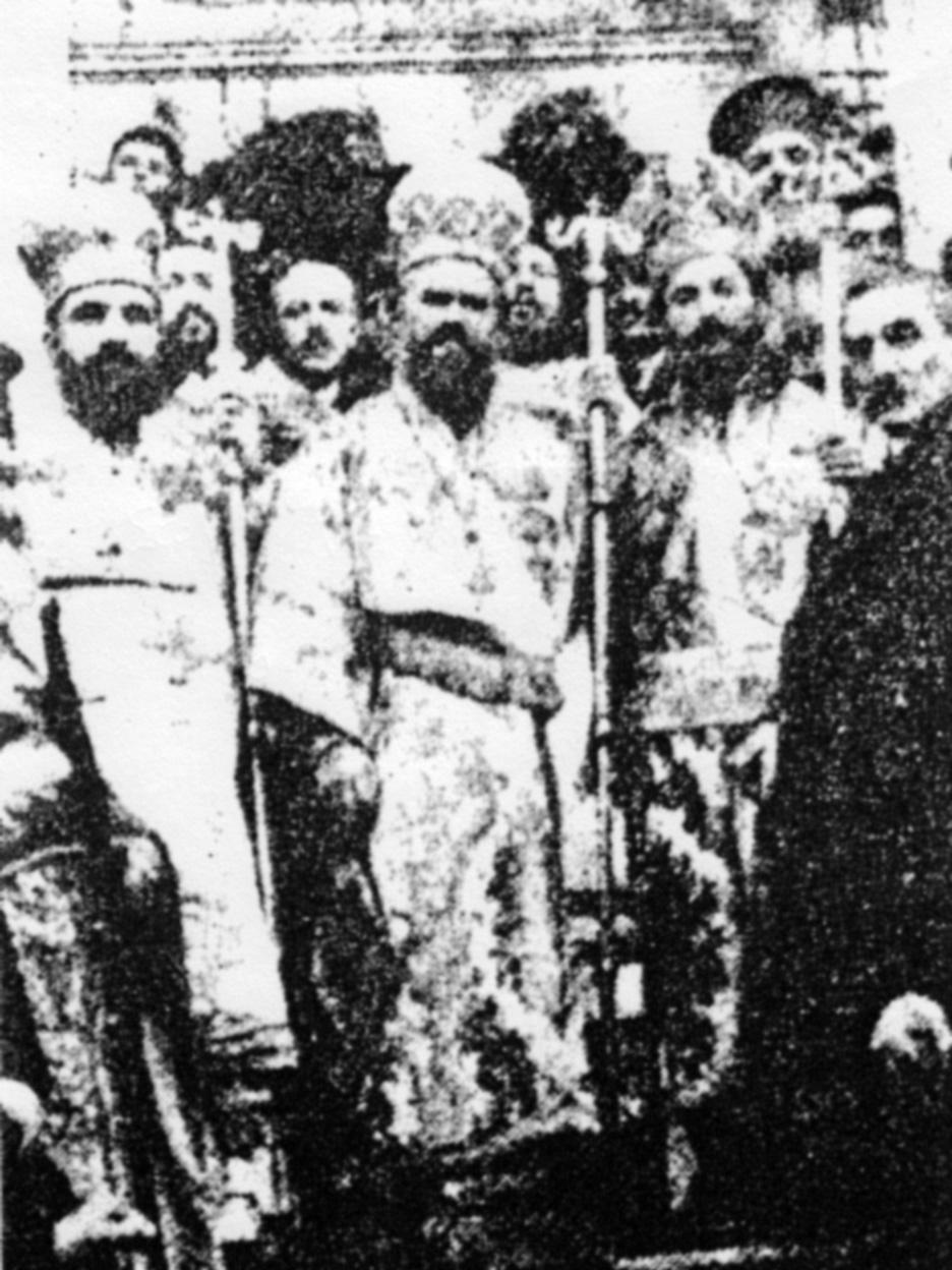 Στο κέντρο ο Μιλητουπόλεως Ιερόθεος, αριστερά ο