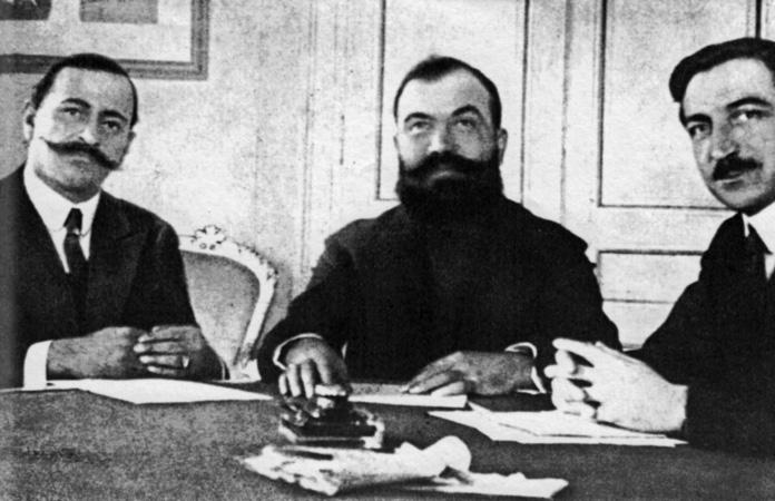 Ο Φαν Νόλι στην είσοδο της αίθουσας συνεδριάσεων της