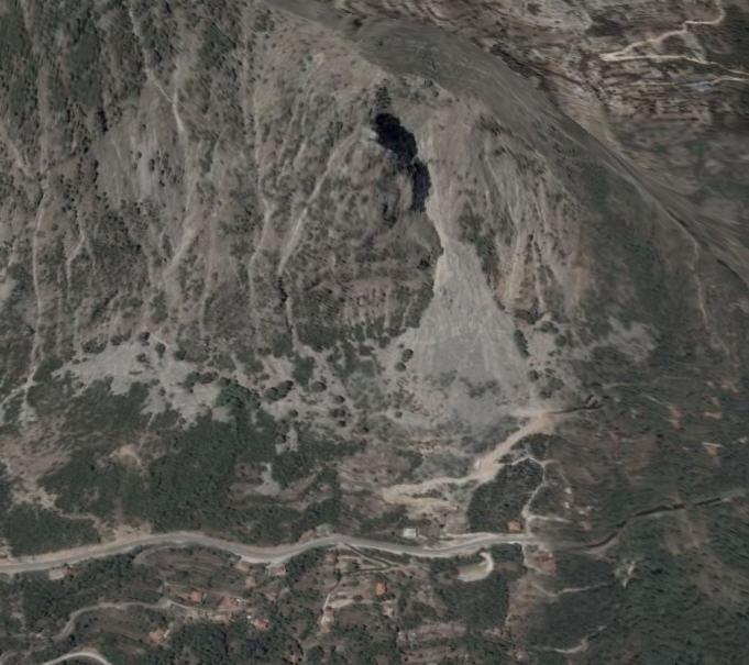 Εικόνα 34 Τµήµα του ΝΑ πρανούς, του ποταµού Αράχθου, είναι εµφανής η κατολίσθηση η οποία πιθανώς