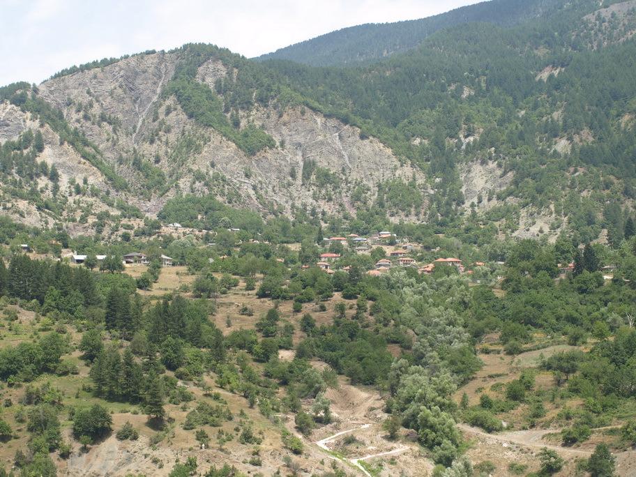 3. ΛΑΪΣΤΑ 3.1 Θέση - Μορφολογία Το.. της Λάιστας ανήκει στο δήµο Τύµφης του νοµού Ιωαννίνων και βρίσκεται δυτικά του ορεινού όγκου της Βάλια Κάλντα, σε υψόµετρο 1000 1100m.