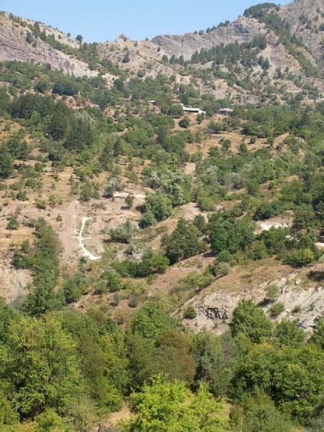 Τέλος, έχει κατασκευαστεί στραγγιστήρια τάφρος, για την επιφανειακή αποµάκρυνση του νερού από το πρανές (εικόνα 77).
