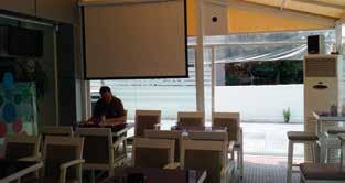 (Εικόνα 1) Δίπλα στην κεντρική οθόνη, τοποθετούμε τις επιπλέον οθόνες όπως περιγράφονται παραπάνω στην ενότητα «Οθόνες και Συνδρομές».