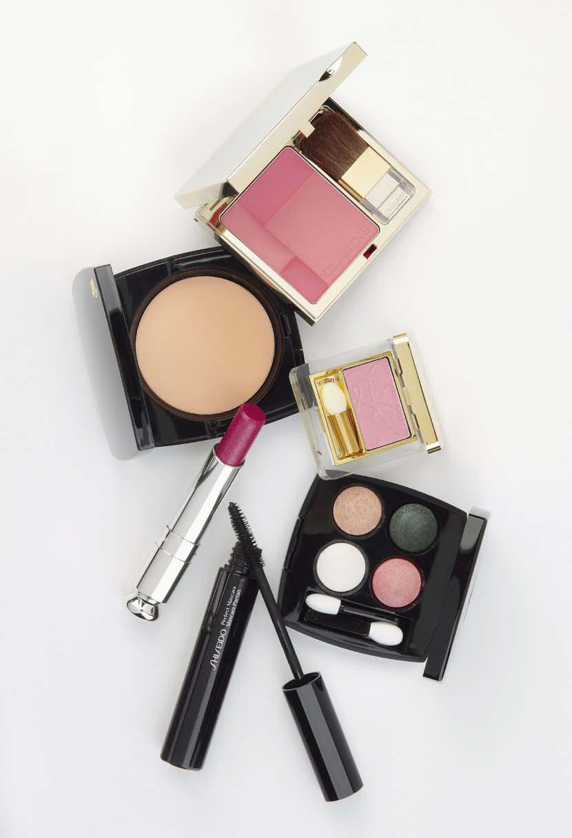 Ρουζ για χρώμα και λάμψη, Clarins, Blush Prodige 03 Miami Pink. Πούδρα με αντιηλιακό δείκτη προστασίας, Lancôme, Teint Idole Ultra 01 Beige Albâtre.