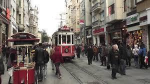 Μπορείτε, όμως, απλώς να περπατήσετε μαζί με τη Μάγια Τσόκλη στους δρόμους