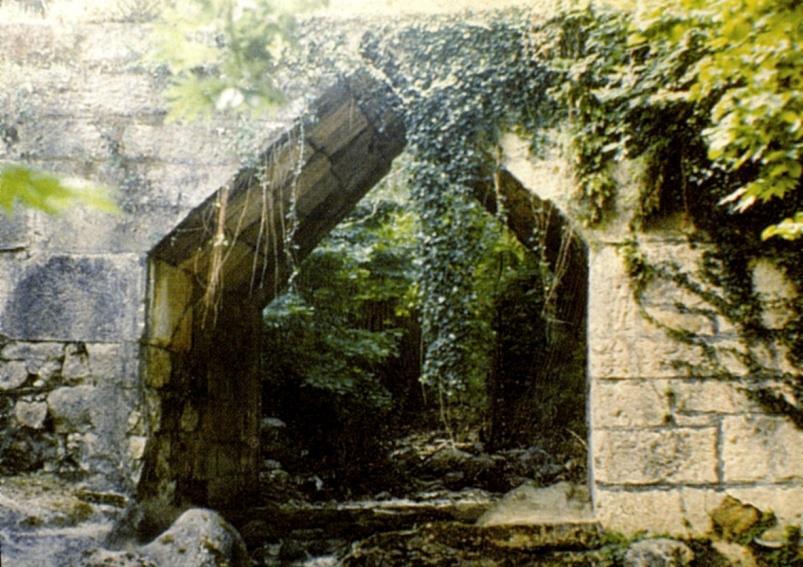 σφηνοειδή λίθο (Καζάρμα) ή οριζόντια λιθόπλακα (Δρακονέρα). Γεφυρίδιο (οχετός) Καζάρμας(~1200π.Χ.) Γέφυρα στην Ελεύθερνα Κρήτης (4 ος αιών π.χ.) Μήκος 9.