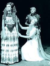 [ Θεονόη Ελένη Mενέλαος (K. Παναγιώτου Ά. Συνοδινού Θ. Kωτσόπουλος,Εθνικό Θέατρο, 1962, σκην. T. Mουζενίδης) ΑΣ ΕΜΒΑΘΥΝΟΥΜΕ. Η Ελένη προσπαθεί να εξασφαλίσει τη σιωπή της Θεονόης.