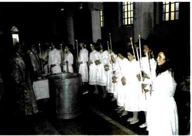 Θεοφάνια Επιφάνια - Φώτα Ομαδική βάπτιση κοριτσιών στο ναό του Ευαγγελισμού της Θεοτόκου Τίρανα Αλβανίας Η γιορτή της Βάπτισης του Κυρίου ονομάζεται: 1) Θεοφάνια, γιατί «ὁ Θεός ἐφανερώθη ἐν σαρκί»,