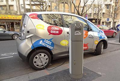 Esaterako, LiPF 6 dimetoxietano edo dimetilo karbonatoan disolbatutako gatza da gehien erabiltzen den elektriloetako bat.