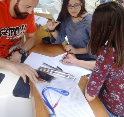 Στην παρούσα έρευνα χρησιμοποιήθηκε η συνέντευξη. Μέσω της συνέντευξης ο μαθητής- ερευνητής έρχεται σε προσωπική επαφή και προσπαθεί να συλλέξει τις πληροφορίες που τον ενδιαφέρουν.