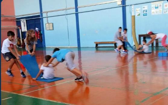 Το σχολείο λειτουργεί μέσα στο κοινωνικό σύστημα, ως ένα υποσύστημά του, σύμφωνα με τη συστημική θεωρία, και η αλληλεπίδρασή τους είναι συνεχής.