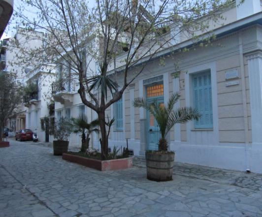 Η επένδυση σε μία μονοκατοικία ή η μετατροπή ενός συνεργείου σε κατοικία ή η ανακατασκευή μιας αποθήκης στο πρότυπο των loft, όπως μας υπενθυμίζεται από τους θεωρητικούς του gentrification (Ley,